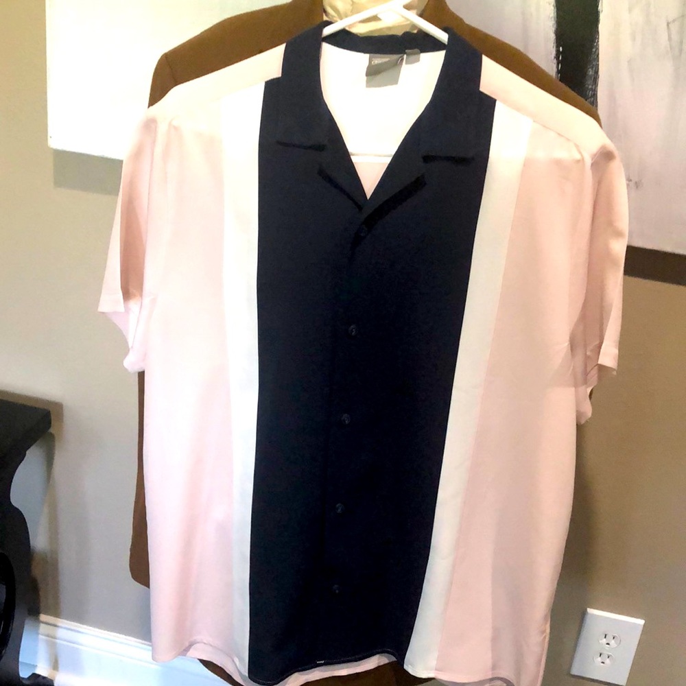 Short sleeve shirt buttoned